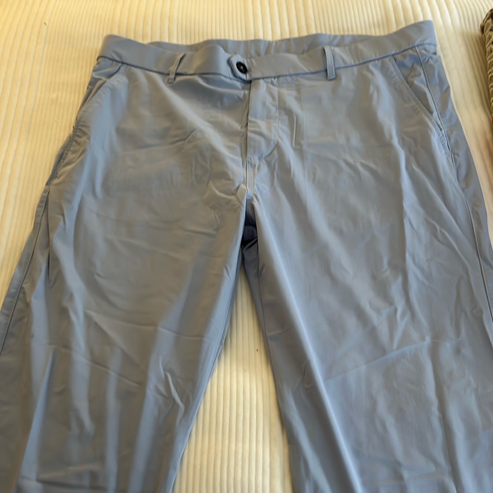 Men’s Grayson might be pants l 38x32  in perfect condition. Great for golfing.